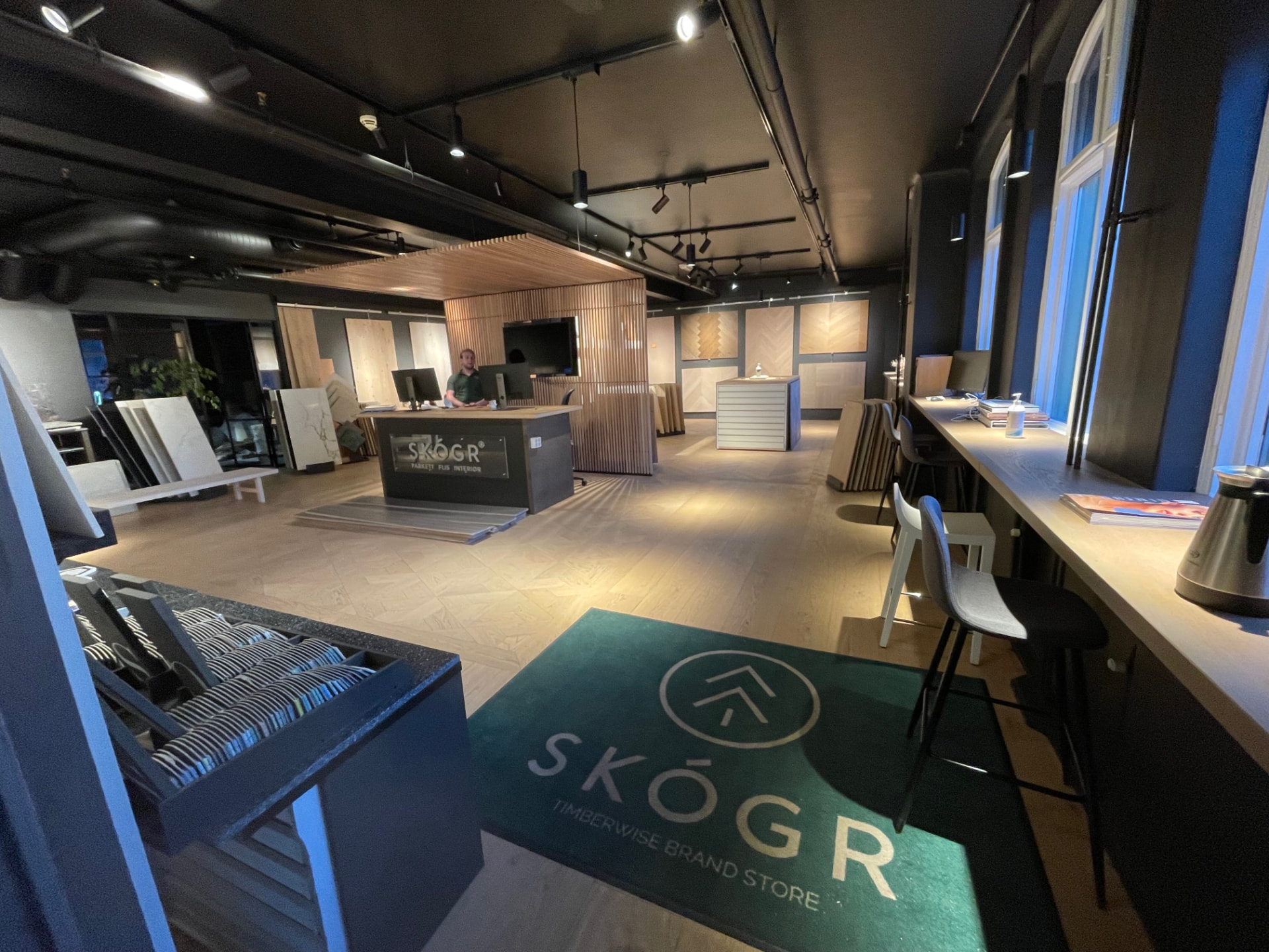 Skógr showroom på Skøyen med parkettprøver og tregulv